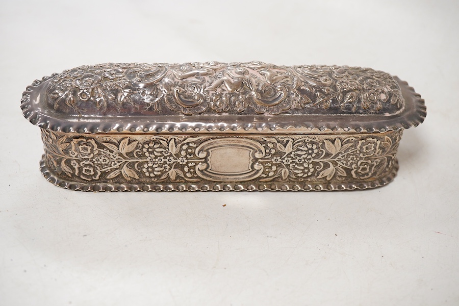 An Edwardian repousse silver trinket box, of oval form, by Mappin & Webb, London, 1901, 17.9cm, 5.9oz.